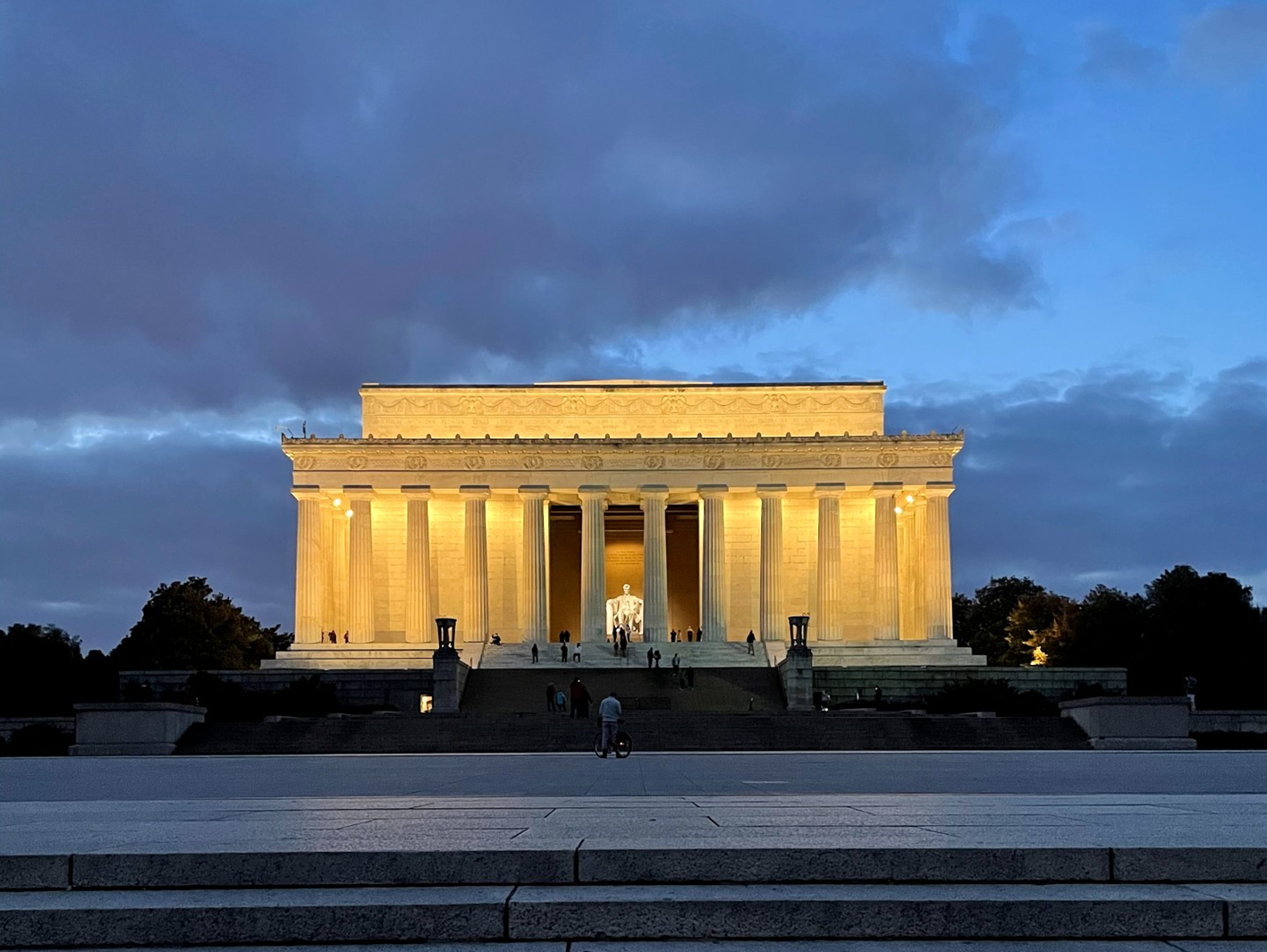The Lincoln Memorial lit up at night.